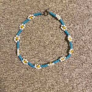 blue necklace with white daisy’s!